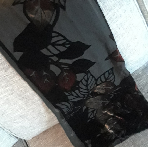 Silk velvet sheer Leaf patterned scarf - Picture 5 of 9